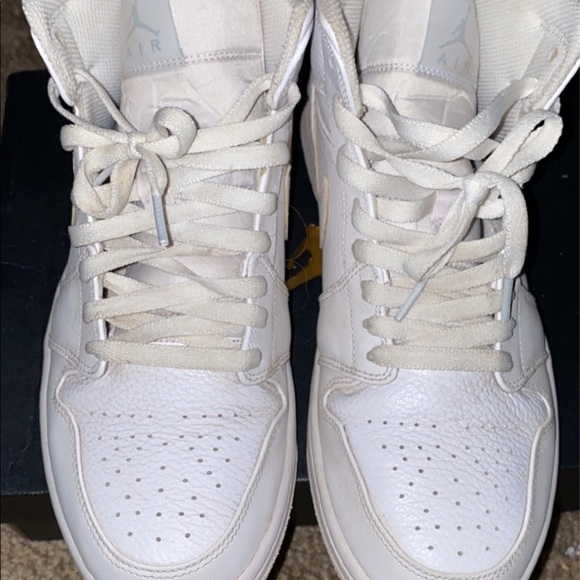 Jordan 1s MENS size 9 - Picture 2 of 6